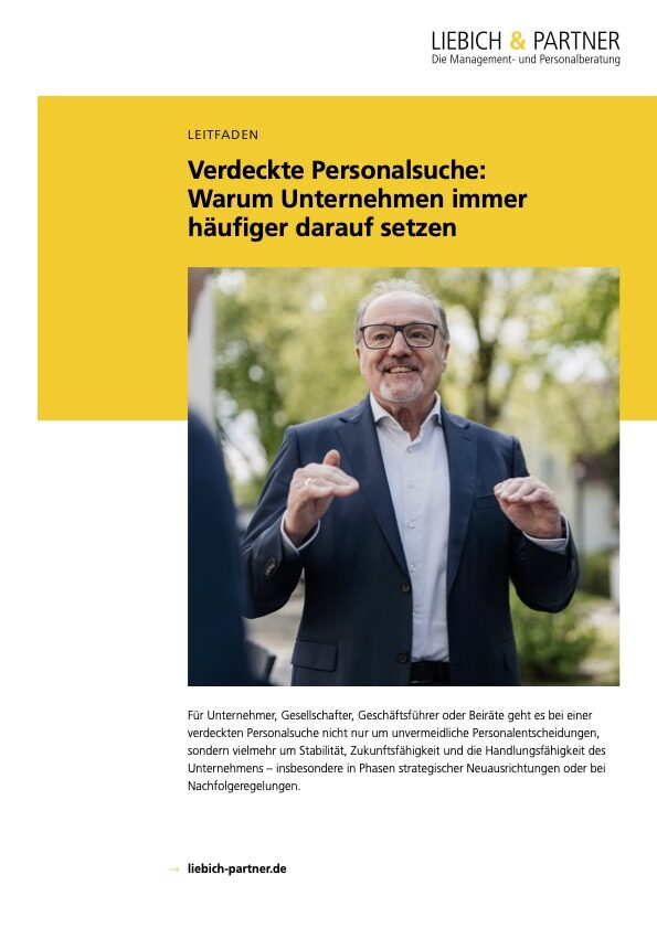 Ein lächelnder Mann in einem Anzug hält eine Handhebergeste und spricht, umgeben von einem unscharfen, grünen Hintergrund, während der Titel des Leitfadens "Verdeckte Personalsuche: Warum Unternehmen immer häufiger darauf setzen" sichtbar ist.